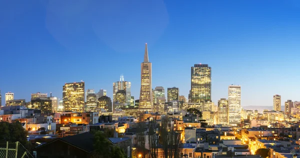 Paisaje urbano y horizonte de San Francisco en el crepúsculo — Foto de Stock