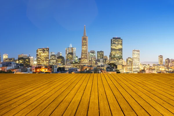 Leerer Fußweg mit Stadtbild und Skyline von San Francisco — Stockfoto
