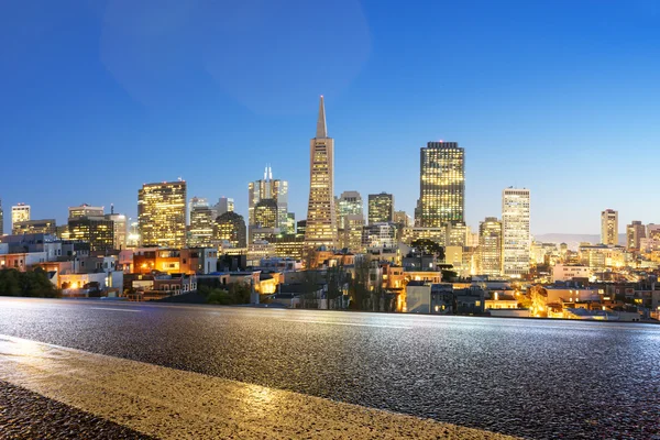 Άδειο άσφαλτο με αστικό τοπίο της San Francisco — Φωτογραφία Αρχείου