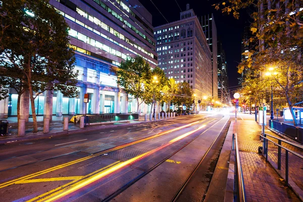 Cesta s tramvají v San Franciscu v noci — Stock fotografie