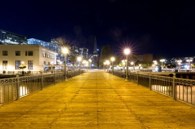 cityscape ve San Francisco manzarası ile boş patika