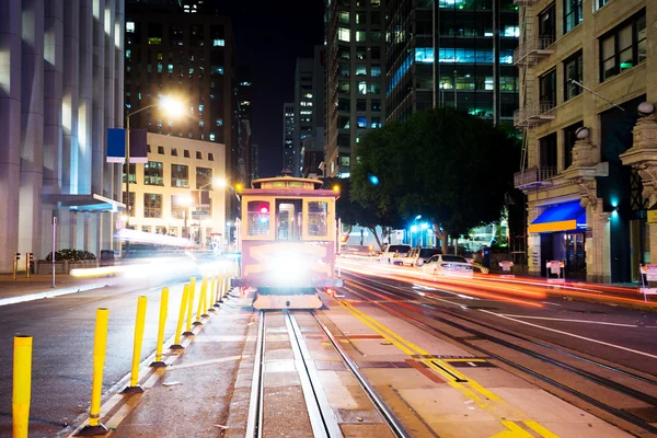 Cesta s tramvají v San Franciscu v noci — Stock fotografie