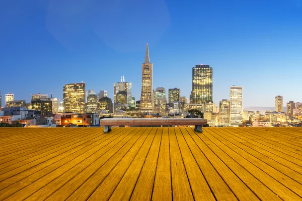 Leerer Fußweg mit Stadtbild und Skyline von San Francisco — Stockfoto