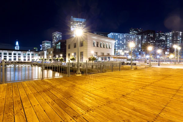 Pusty chodnik gród i panoramę miasta San Francisco — Zdjęcie stockowe