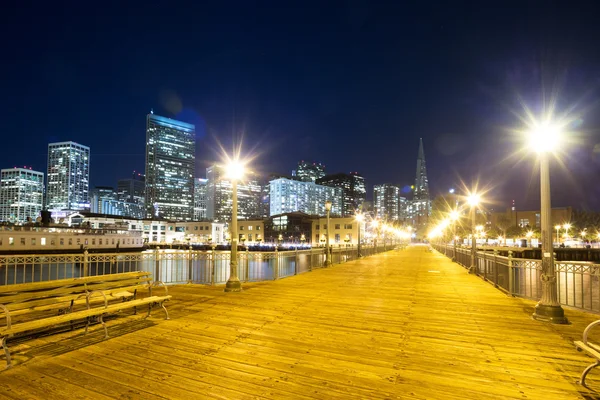 Pusty chodnik gród i panoramę miasta San Francisco — Zdjęcie stockowe