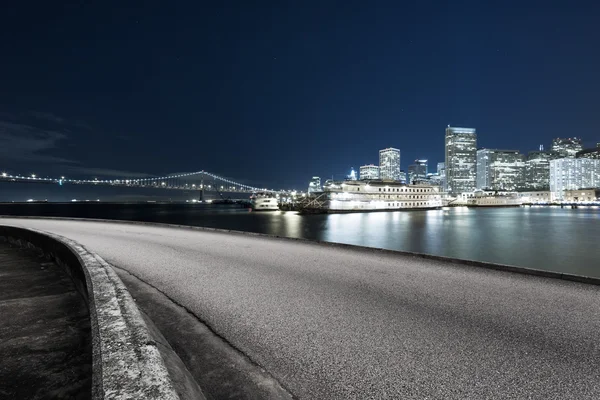 空路与城市景观和三藩市的天际线 — 图库照片