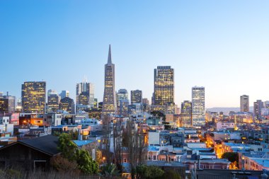 Cityscape ve alacakaranlıkta San Francisco manzarası