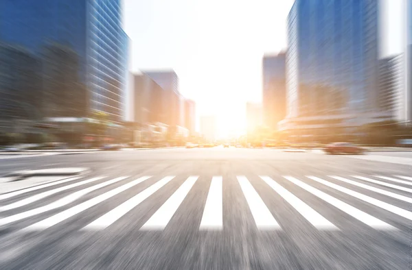 Tráfico en la intersección de carreteras cerca de edificios modernos — Foto de Stock