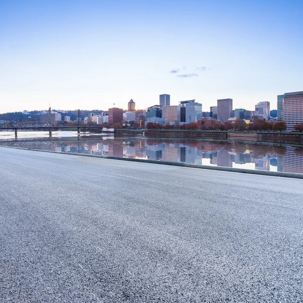 Jalan aspal dengan pemandangan kota dan langit Portland — Stok Foto