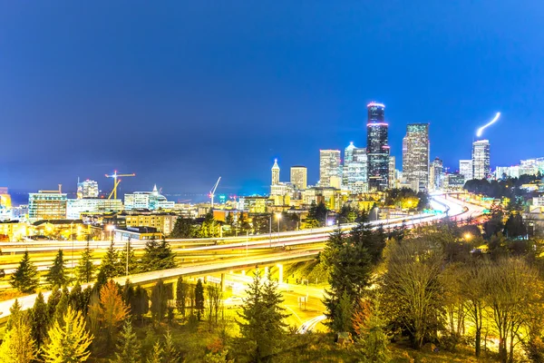 Carretera, paisaje urbano y horizonte de Portland por la noche — Foto de Stock