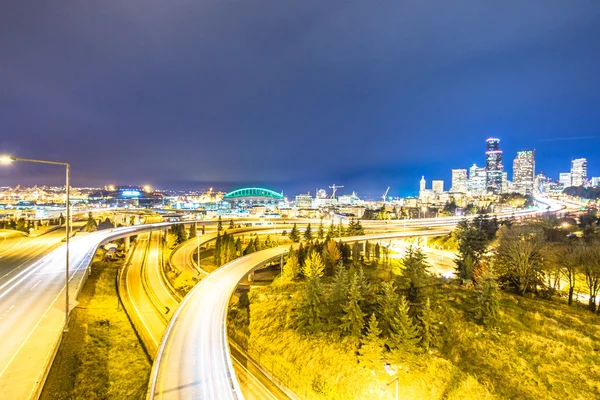 Carretera, paisaje urbano y horizonte de Portland por la noche — Foto de Stock