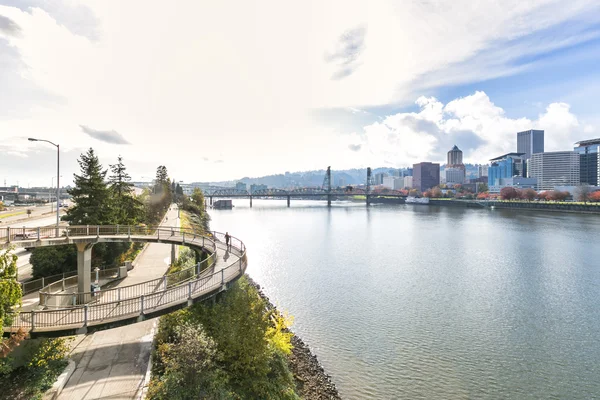 Río, puente pedestiano con paisaje urbano de Portland — Foto de Stock