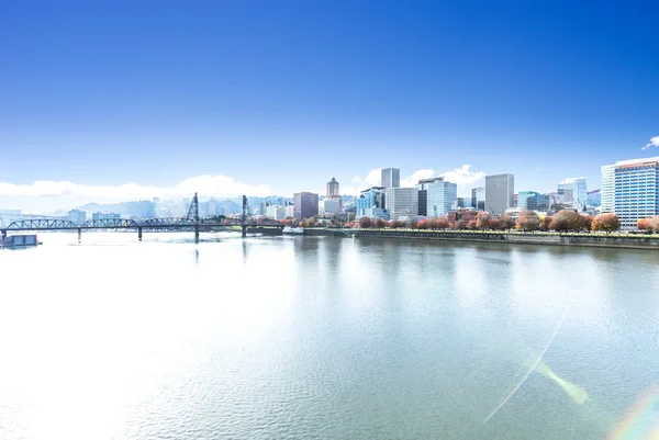 Brug op het rustige water met stadsgezicht van Portland — Stockfoto