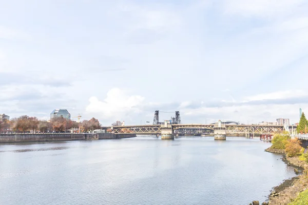 Ponte em águas tranquilas com paisagem urbana de Portland — Fotografia de Stock