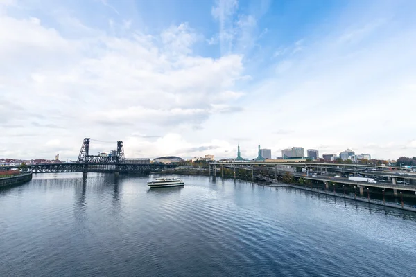 Brug op het rustige water met stadsgezicht van Portland — Stockfoto
