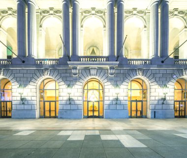 San Francisco belediye binasının duvarının yakınında patika