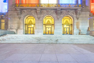 San Francisco belediye binasının duvarının yakınında patika