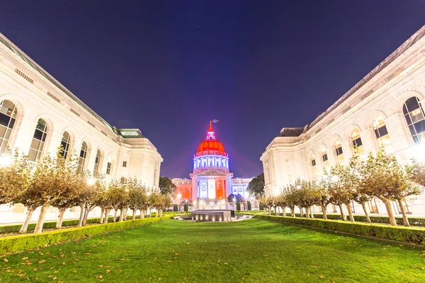 Prati prima del municipio di San Francisco di notte — Foto Stock