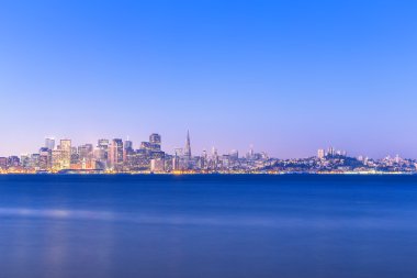 Sakin su cityscape ve San Francisco manzarası ile