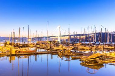 Yelkenli tekneler sakin su San Francisco Körfezi 