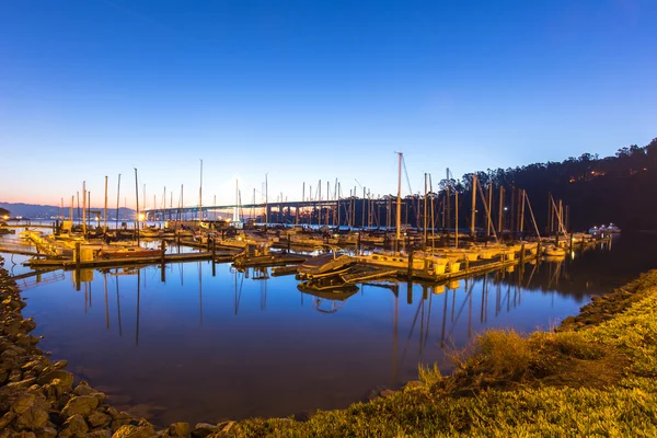 Zeilboten op het rustige water in de baai van San Francisco — Stockfoto