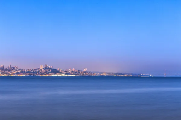 Água tranquila com paisagem urbana e horizonte de São Francisco — Fotografia de Stock