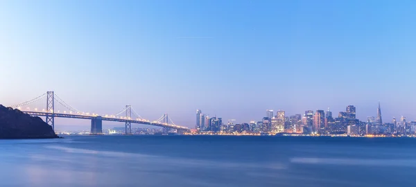 Água, ponte de baía com paisagem urbana de São Francisco — Fotografia de Stock