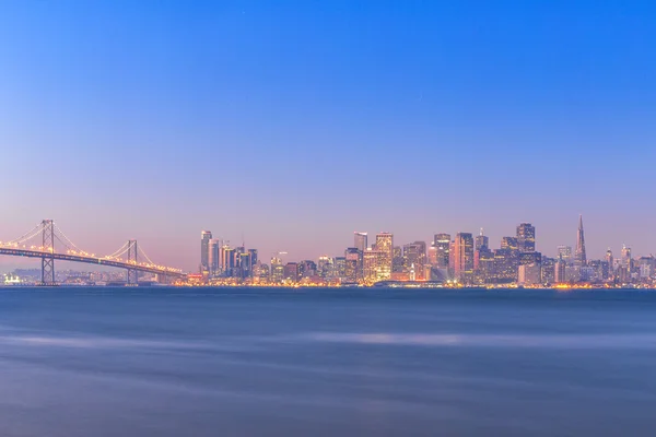 Води затоки міст з міський пейзаж з Сан-Франциско — стокове фото