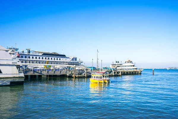 Edificios en muelle con yates y veleros —  Fotos de Stock