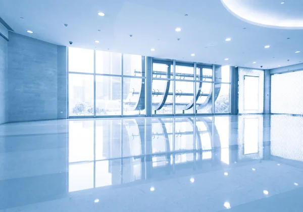 Glazen vloer in modern gebouw met windows — Stockfoto