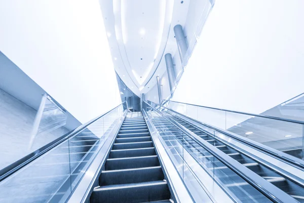空现代优雅自动扶梯 — 图库照片
