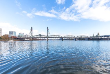 Portland su üzerinde çelik köprü