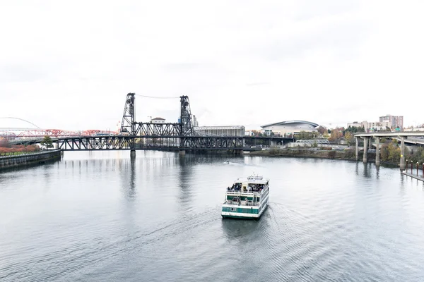 Portland su üzerinde çelik köprü — Stok fotoğraf