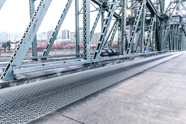 Пешеходная дорожка возле дороги на стальном мосту — стоковое фото