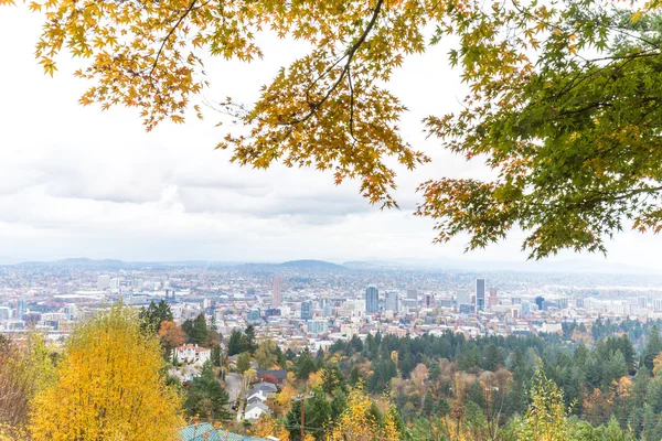 Skyline de Portland em vista da floresta — Fotografia de Stock