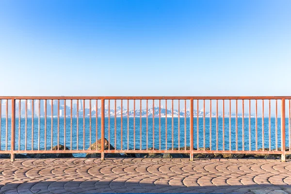 Barandilla cerca del mar con paisaje urbano y horizonte de San Francisco —  Fotos de Stock