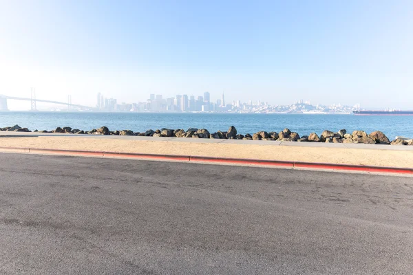 Estrada perto do mar com paisagem urbana e horizonte de São Francisco — Fotografia de Stock