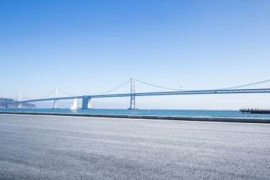 asfalt yol altın Gate Köprüsü ile deniz kenarında