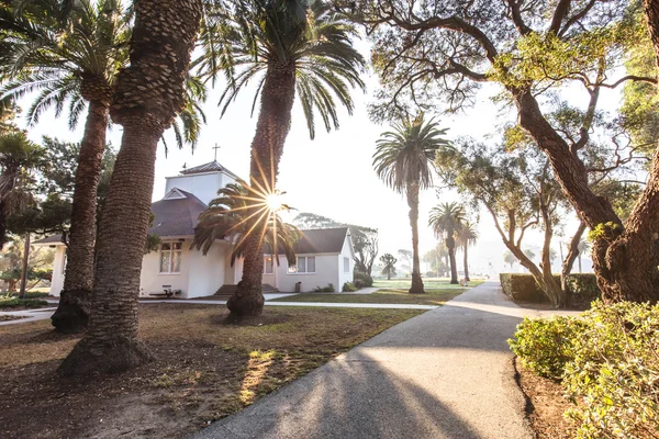 Camino a través del bosque cerca de la iglesia con rayo de sol —  Fotos de Stock