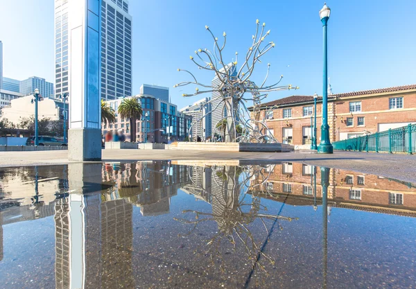 Abstract light sculpture on square near water — Stock Photo, Image