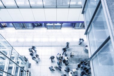 meşgul insanlar tarafından modern bina yürüme