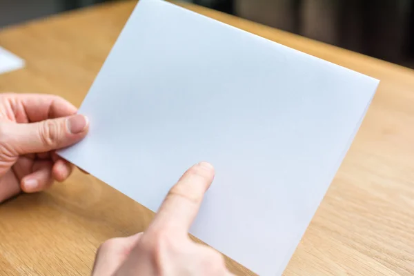 Рука бізнесмена і чистий білий папір — стокове фото