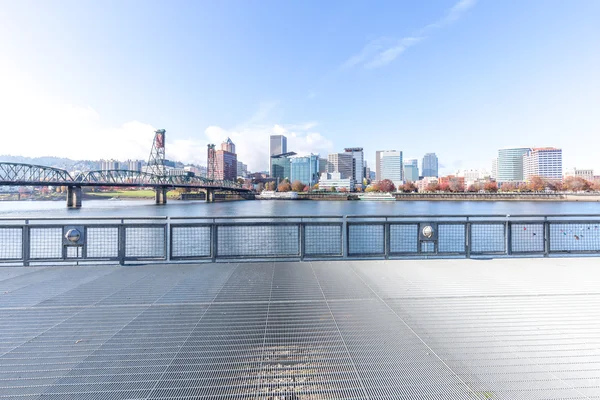 Sentier piétonnier vide sur pont avec paysage urbain de Portland — Photo