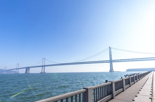 Bay Bridge über Wasser in San Francisco — Stockfoto
