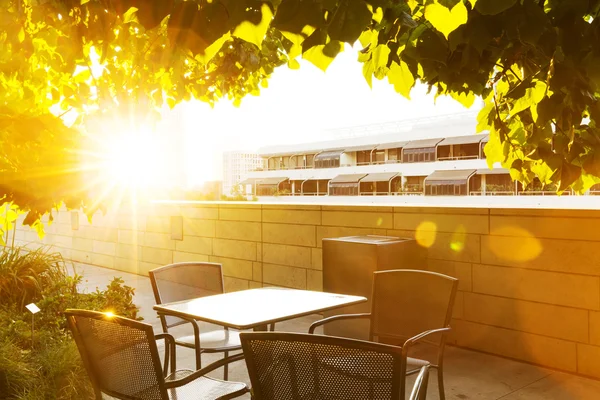 Tisch und Stühle im Garten auf der Terrasse — Stockfoto