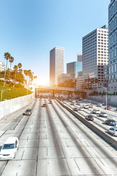 Verkeer op de weg in het centrum van Los Angeles in de nacht — Stockfoto