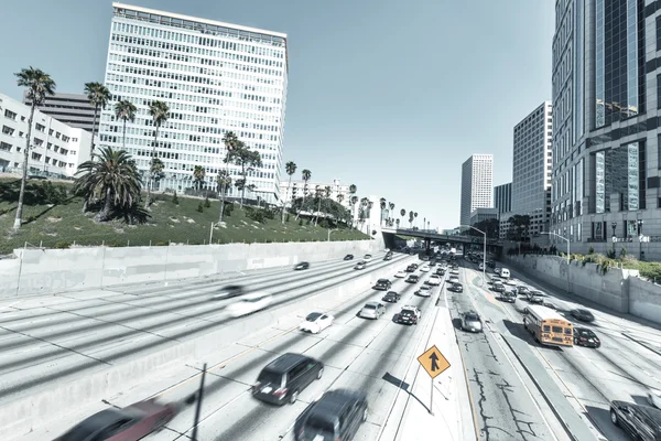 Tráfico por carretera en el centro de Los Ángeles por la noche — Foto de Stock