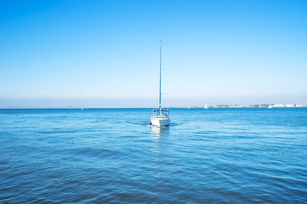 Розкішний вітрильний човен на морі — стокове фото