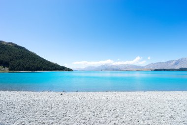 temiz sakin su ve yeşil tepe 