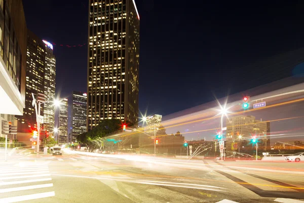 Verkeer op de weg in het centrum van Los Angeles in de nacht — Stockfoto